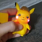 Pokemon-figuuri: Pikachu (valotoiminnolla)