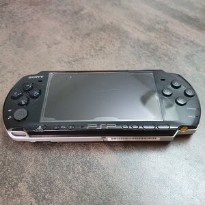 Sony PSP 3004 käsikonsoli + Need For Speed Undercover (CIB) (takuu 6kk)